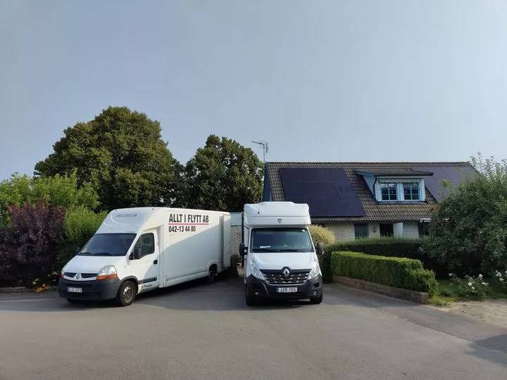 Flyttbilar på en parkering